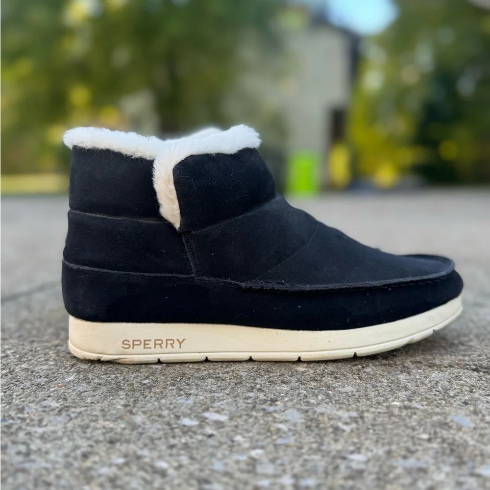 Sperry Black Boots with Cream Fur Lining
